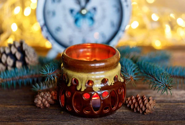 Keramik Kerzenständer Auf Hölzernem Hintergrund Weihnachtsgefolge — Stockfoto