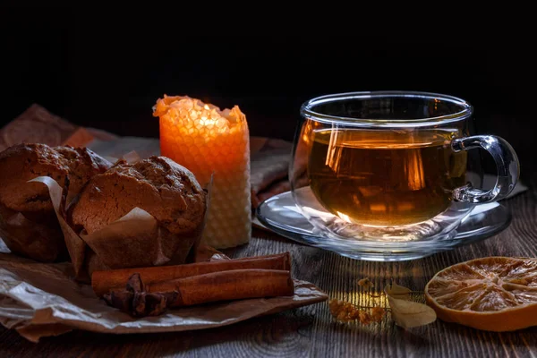 Taza Con Tilo Cupcakes Sobre Fondo Madera Marrón —  Fotos de Stock