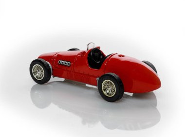 Beyaz arka planda kırmızı oyuncak araba