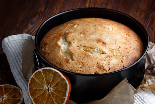 Muffin Mit Kandierten Früchten Auf Einem Holztisch Gebacken — Stockfoto