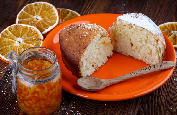 설탕에 절인된 오렌지의 항아리와 테이블에 접시에 케이크의 — 스톡 사진