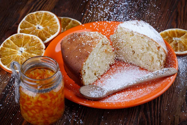 설탕에 절인된 오렌지의 항아리와 테이블에 접시에 케이크의 — 스톡 사진