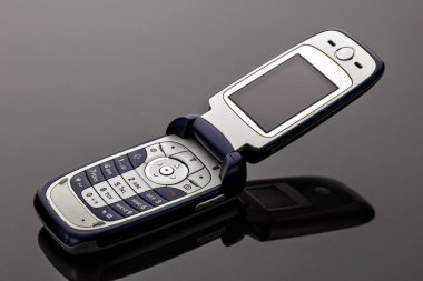 Eski yıpranmış eski moda cep telefonu gri bir arka plan üzerinde