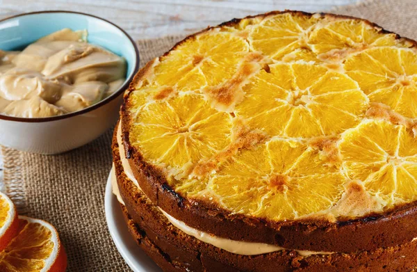 최대의 오렌지 Cornmeal 케이크 Platewith 크림에 — 스톡 사진