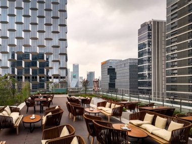 Shenzhen görünümünden bulutlu havalarda evin çatısı