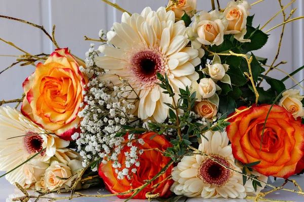 Fragmento Ramo Rosas Gerberas Tumbado Sobre Mesa — Foto de Stock