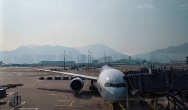 Sabahın erken saatlerinde Hong Kong Havaalanı penceresinden görüntülemek