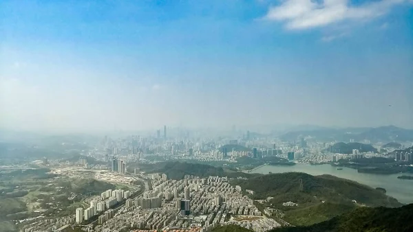 Sabahın erken saatlerinde Shenzhen Mount Wutong dan görünüm