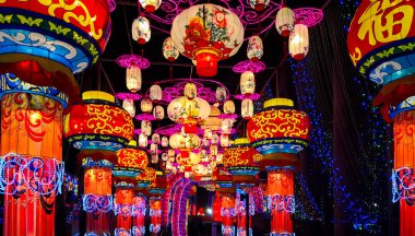 Şehrin gece sokaklarında Çin Noel süsleri