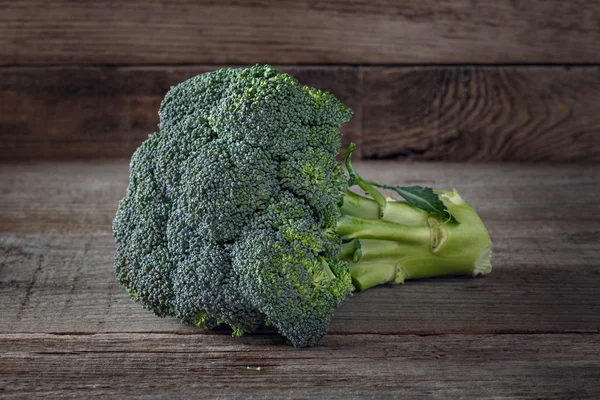 Verse Broccoli Een Houten Ondergrond Groen — Stockfoto