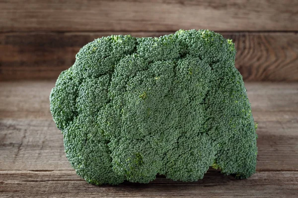 Frischer Brokkoli Auf Hölzernem Hintergrund Grün — Stockfoto