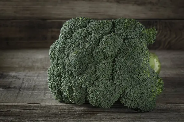 Broccoli Proaspăt Fundal Din Lemn Verde — Fotografie, imagine de stoc