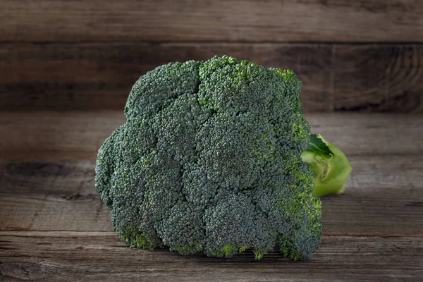 Broccoli Proaspăt Fundal Din Lemn Verde — Fotografie, imagine de stoc