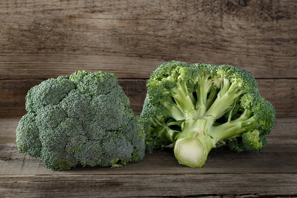 Broccoli Freschi Fondo Legno Verdi — Foto Stock