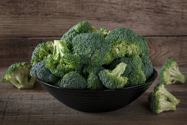 Broccoli Bitar Skål Trä Bakgrund — Stockfoto
