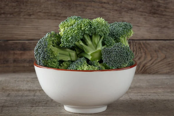 Broccoli Bitar Skål Trä Bakgrund — Stockfoto