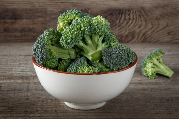 Brokoli Potongan Dalam Mangkuk Latar Belakang Kayu — Stok Foto