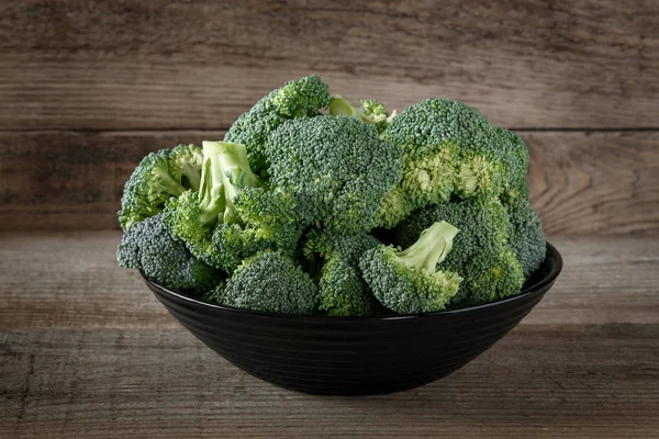 Broccoli Stukken Kom Houten Achtergrond — Stockfoto