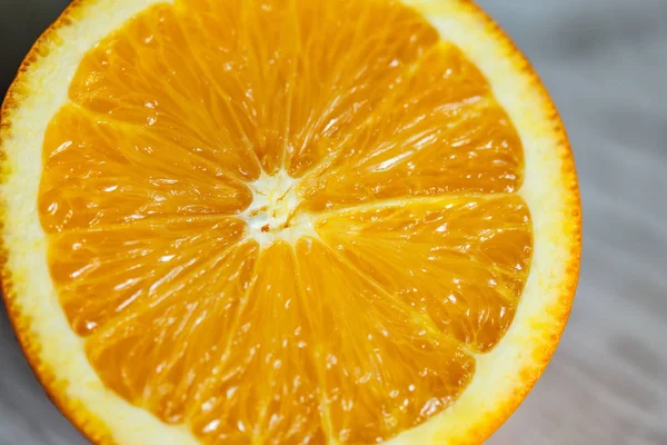 Laranja em um close-up de redução — Fotografia de Stock