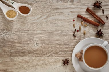 Masala çay baharatlar ile beyaz bir fincan