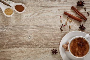 Masala çay baharatlar ile beyaz bir fincan