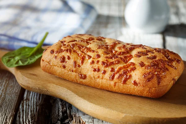 Хлеб для бутербродов на деревянной доске — стоковое фото