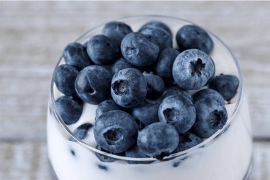 Yoğurt üzerinde olgunlaşmış yaban mersini