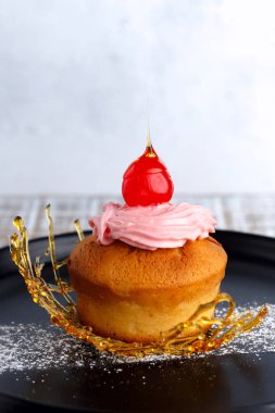 Krem, kiraz ve karamel dekor ile Muffin