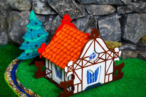 Casa de cartón en un paisaje de juguete —  Fotos de Stock