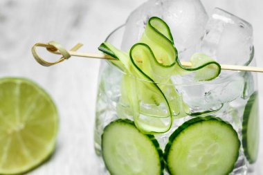 Salatalık bir cam kokteyl