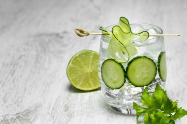 Salatalık bir cam kokteyl