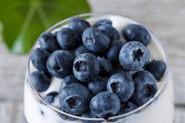 Yoğurt üzerinde olgunlaşmış yaban mersini