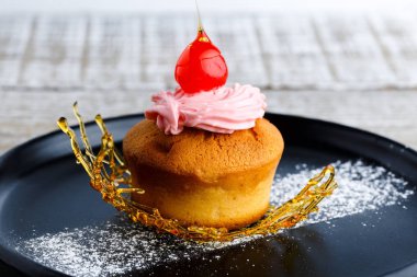 Krem, kiraz ve karamel dekor ile Muffin