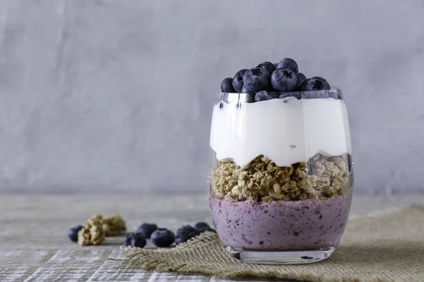 Yoğurt ve yaban mersinli granola.