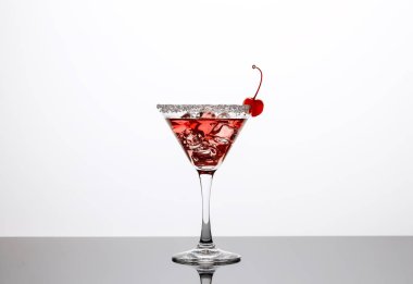 Buzlu ve kirazlı kokteyl.