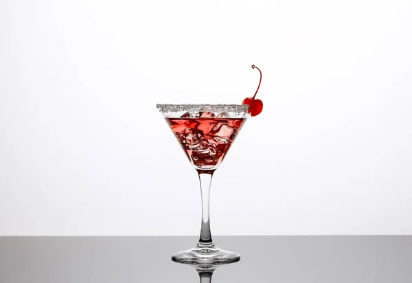 Cocktail com gelo e cereja — Fotografia de Stock