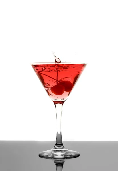 Червоний коктейль з вишнями — стокове фото