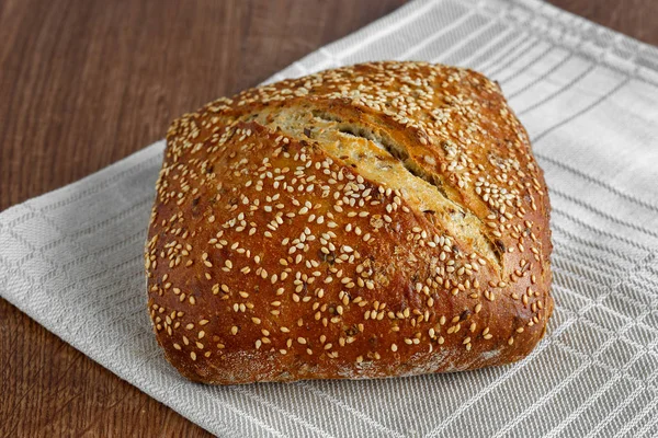 Хлебный хлеб с семенами кунжута — стоковое фото