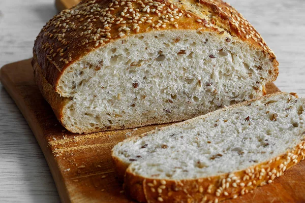 Brot auf dem Schneidebrett — Stockfoto