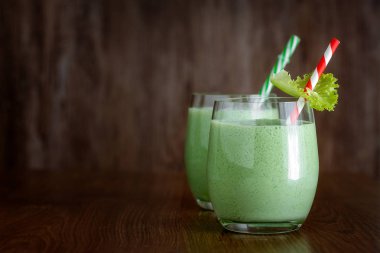 Yeşillikli Yunan yoğurt smoothies