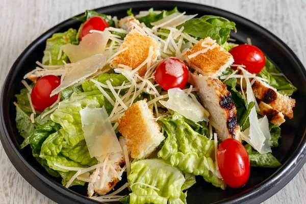 Caesar-Salat mit Hühnchen und Tomaten — Stockfoto