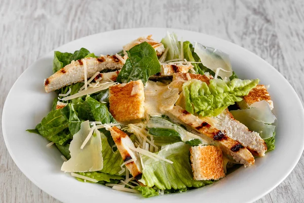 Salada Caesar com frango e queijo — Fotografia de Stock