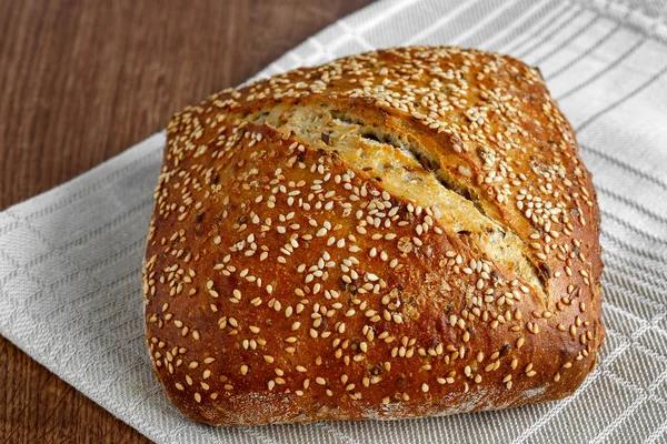 Bochenek chleba z sezamem — Zdjęcie stockowe