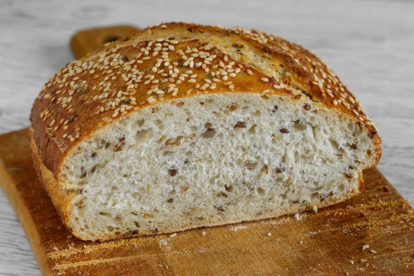Brot auf dem Schneidebrett — Stockfoto