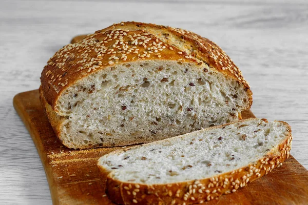 Brot auf dem Schneidebrett — Stockfoto