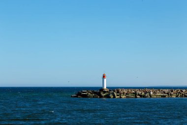 Mavi arkaplanda beyaz deniz feneri kulesi