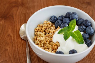 Yoğurt ve yaban mersinli granola.