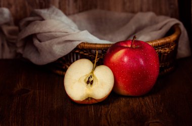 Koyu arkaplanda kırmızı elmalar