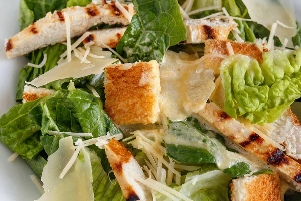 Caesar-Salat mit Huhn und Käse — Stockfoto