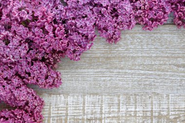 Ahşap bir yüzey üzerinde leylak çiçeklerin arka plan